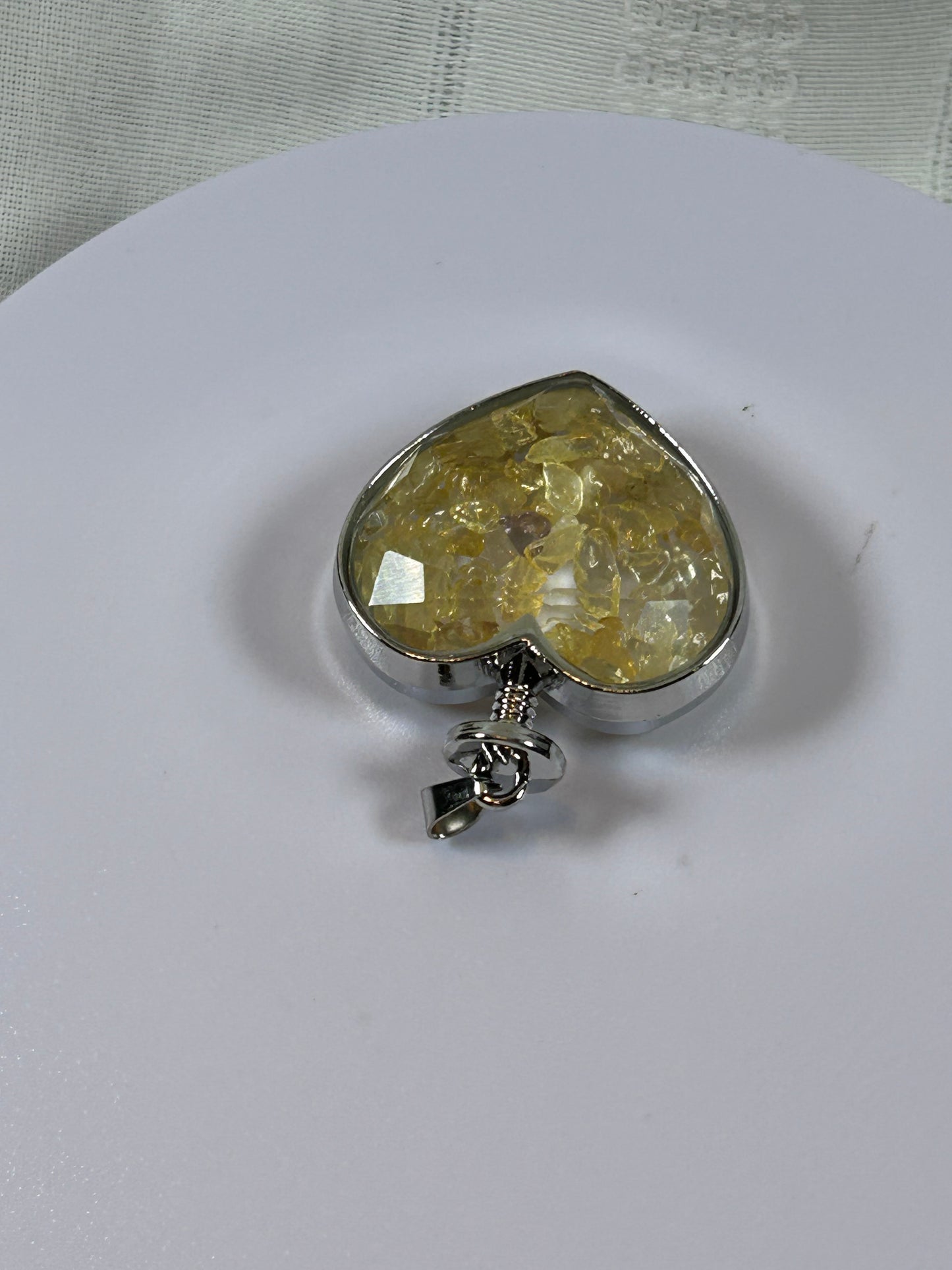 (#68) - CRYSTAL HEART PENDANT CITRINE TUMBLED CRYSTAL CHIPS - NEW